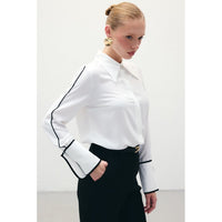 Класическа риза в бяло с контрастни детайли