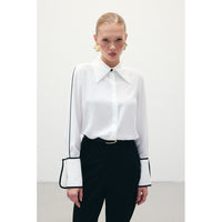 Класическа риза в бяло с контрастни детайли