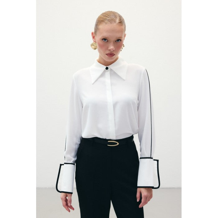 Класическа риза в бяло с контрастни детайли