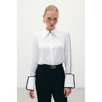 Класическа риза в бяло с контрастни детайли