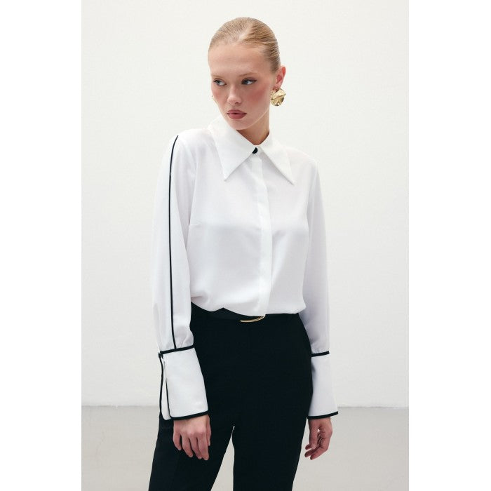 Класическа риза в бяло с контрастни детайли