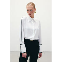 Класическа риза в бяло с контрастни детайли