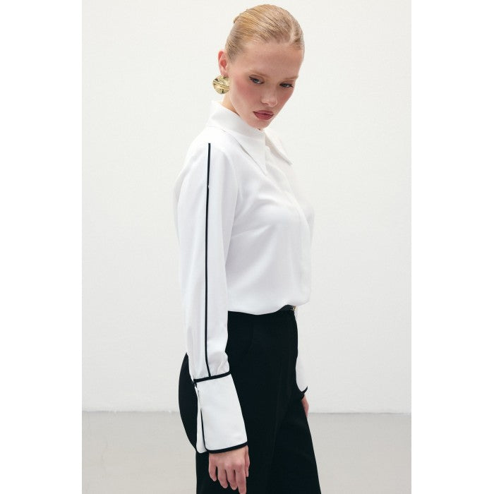 Класическа риза в бяло с контрастни детайли