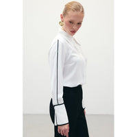 Класическа риза в бяло с контрастни детайли