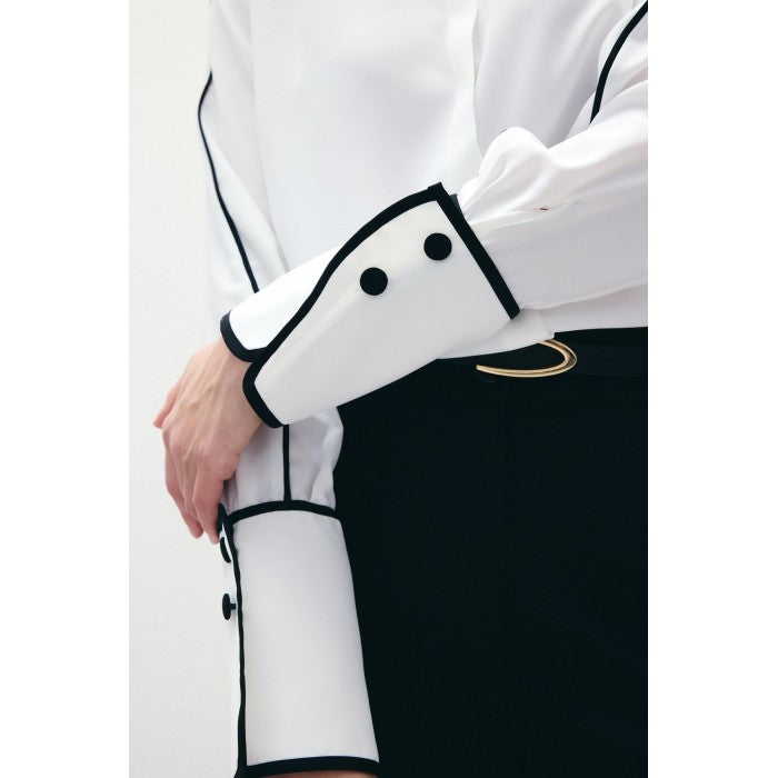 Класическа риза в бяло с контрастни детайли