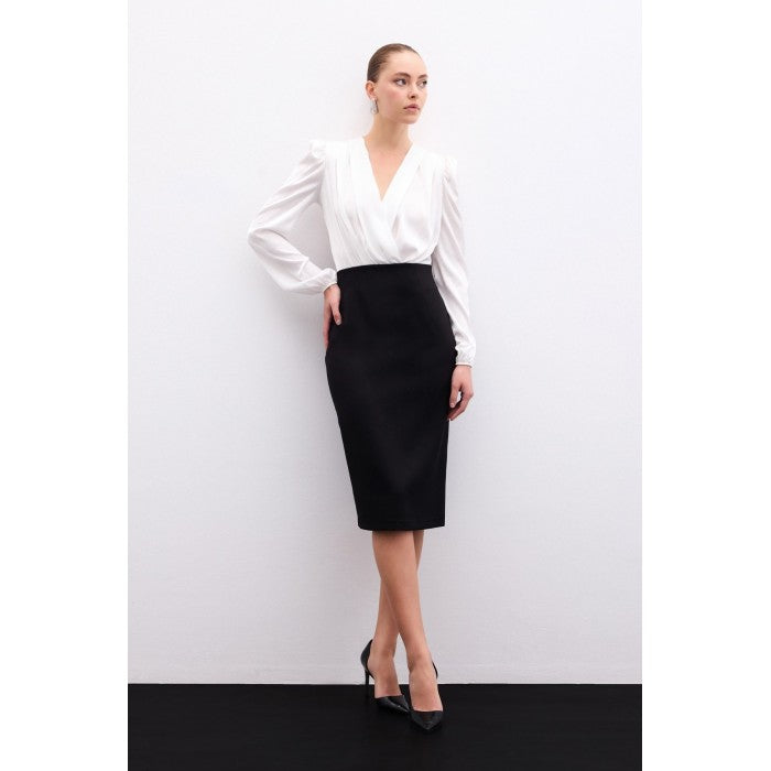 Класическа пола-молив в черен цвят