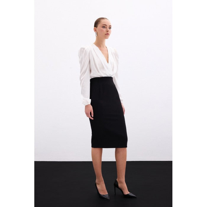 Класическа пола-молив в черен цвят