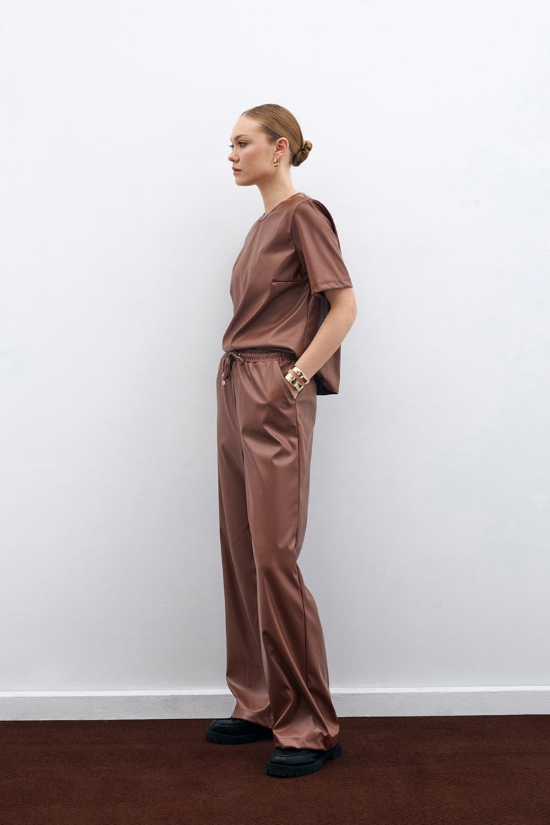 Кафяв кожен панталон с връзки в талията