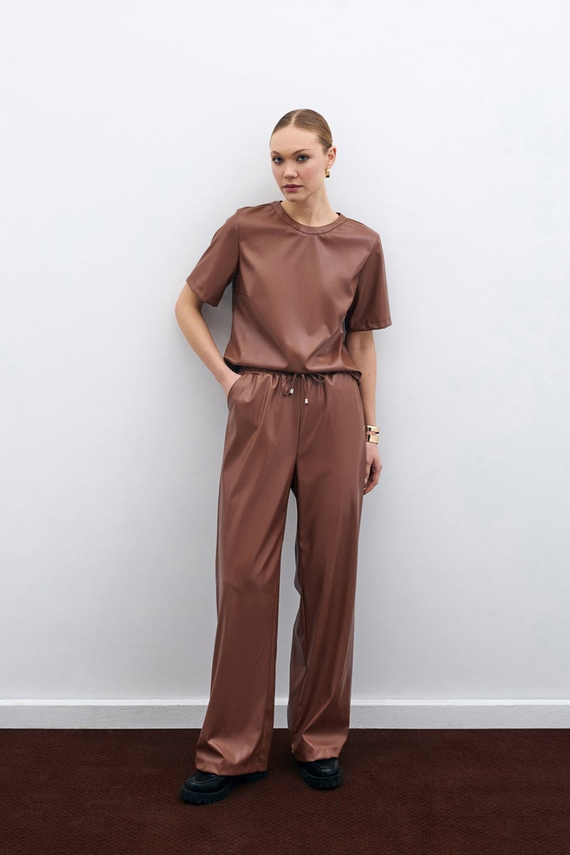 Кафяв кожен панталон с връзки в талията