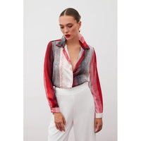 Сатенена риза с абстрактен райе-десен в червено и черно