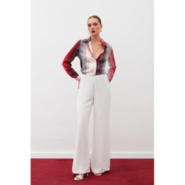 Сатенена риза с абстрактен райе-десен в червено и черно