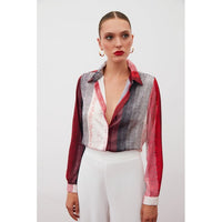 Сатенена риза с абстрактен райе-десен в червено и черно