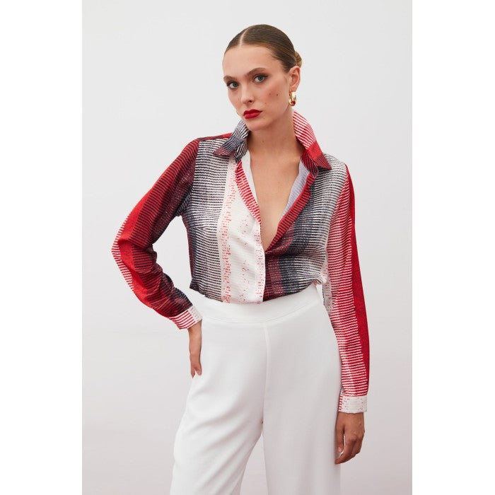 Сатенена риза с абстрактен райе-десен в червено и черно