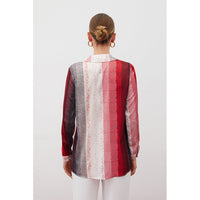 Сатенена риза с абстрактен райе-десен в червено и черно