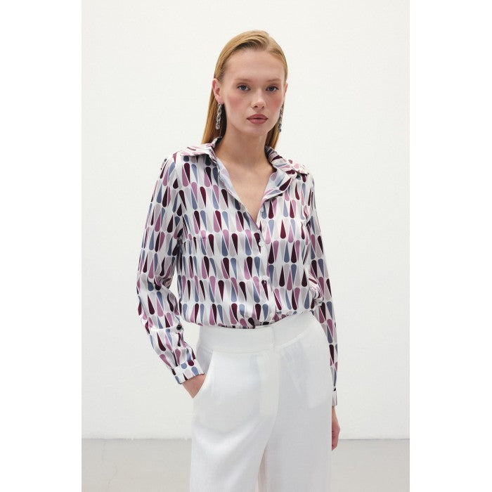 Сатенена риза с геометричен десен в бордо и лилаво