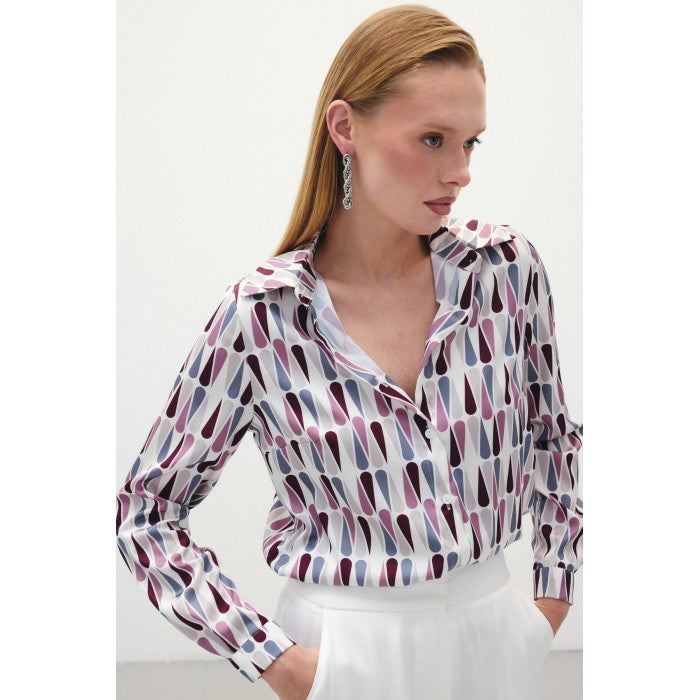 Сатенена риза с геометричен десен в бордо и лилаво