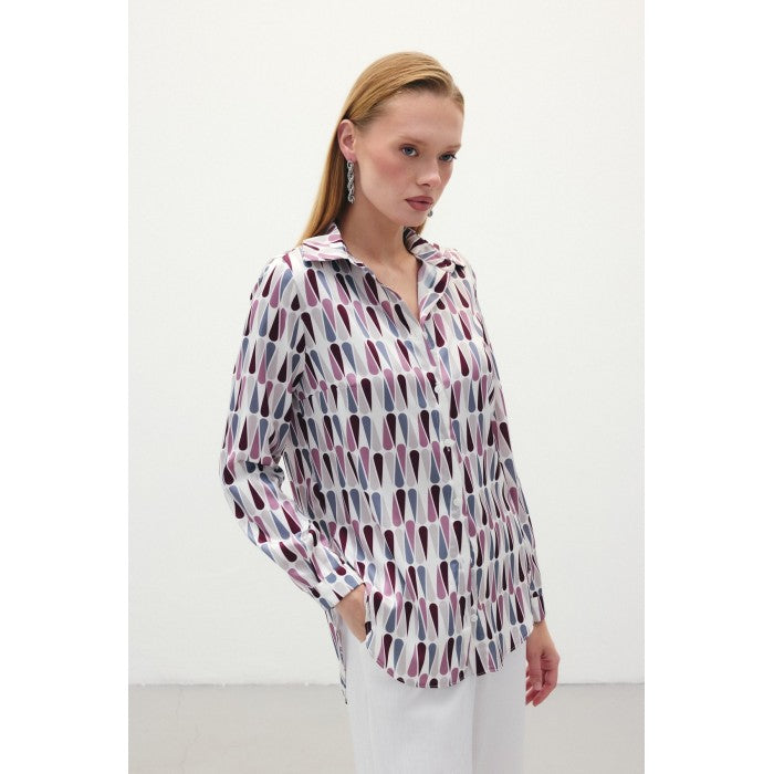 Сатенена риза с геометричен десен в бордо и лилаво