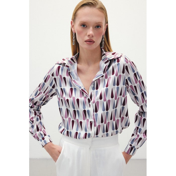 Сатенена риза с геометричен десен в бордо и лилаво