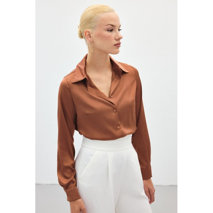 Сатенена риза в топло кафяво