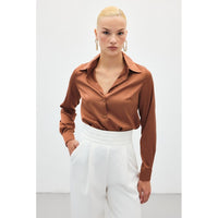 Сатенена риза в топло кафяво