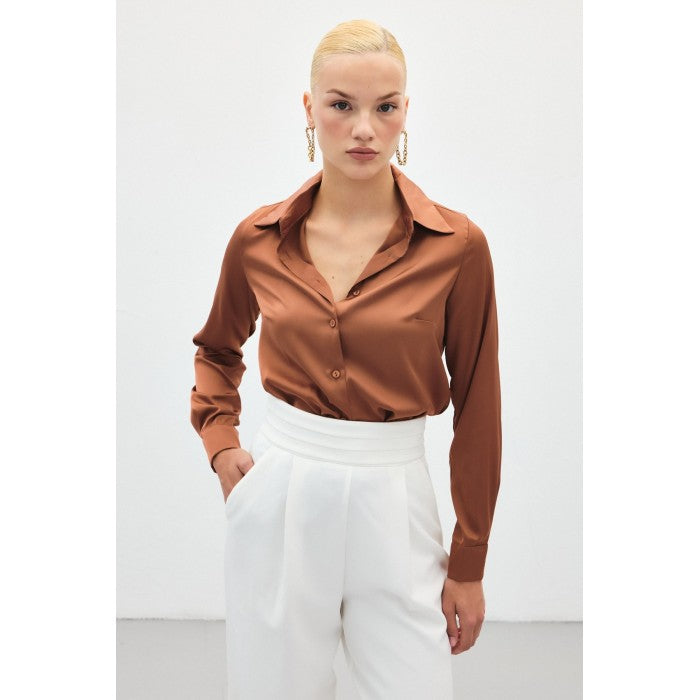Сатенена риза в топло кафяво