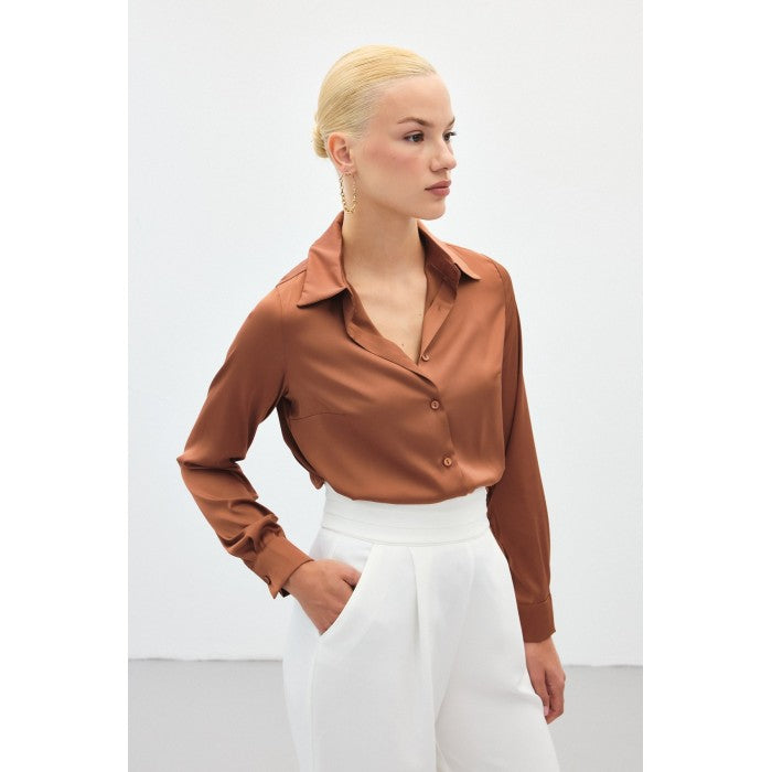 Сатенена риза в топло кафяво