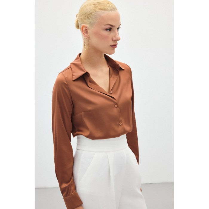 Сатенена риза в топло кафяво
