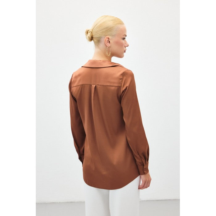 Сатенена риза в топло кафяво
