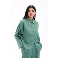 Сатенена риза в зелено с нежни апликации