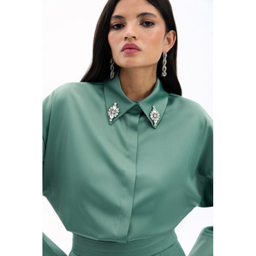 Сатенена риза в зелено с нежни апликации