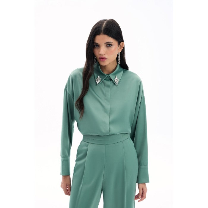 Сатенена риза в зелено с нежни апликации