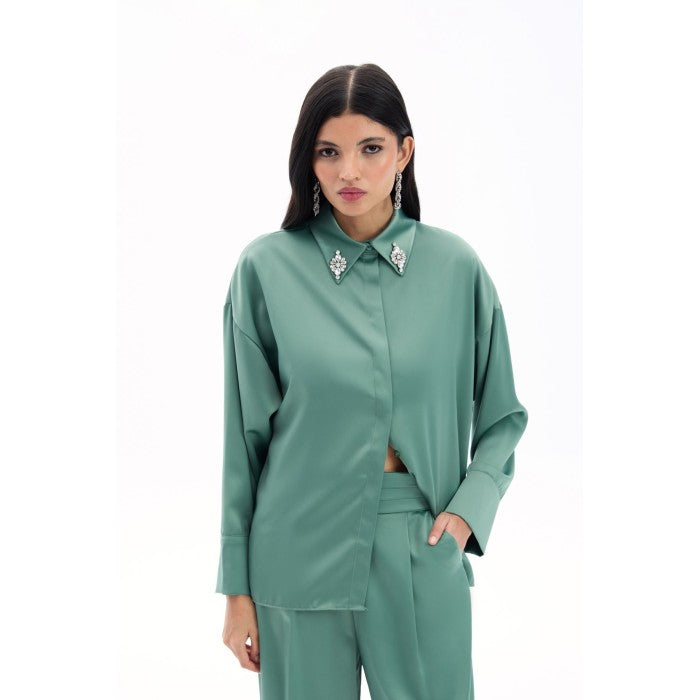 Сатенена риза в зелено с нежни апликации