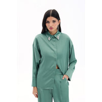 Сатенена риза в зелено с нежни апликации