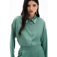 Сатенена риза в зелено с нежни апликации