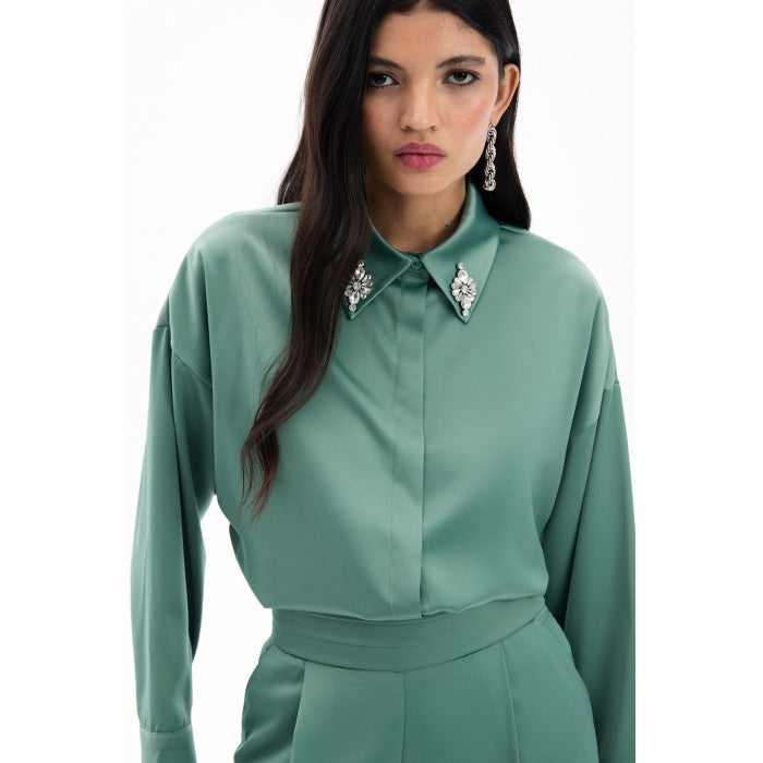 Сатенена риза в зелено с нежни апликации