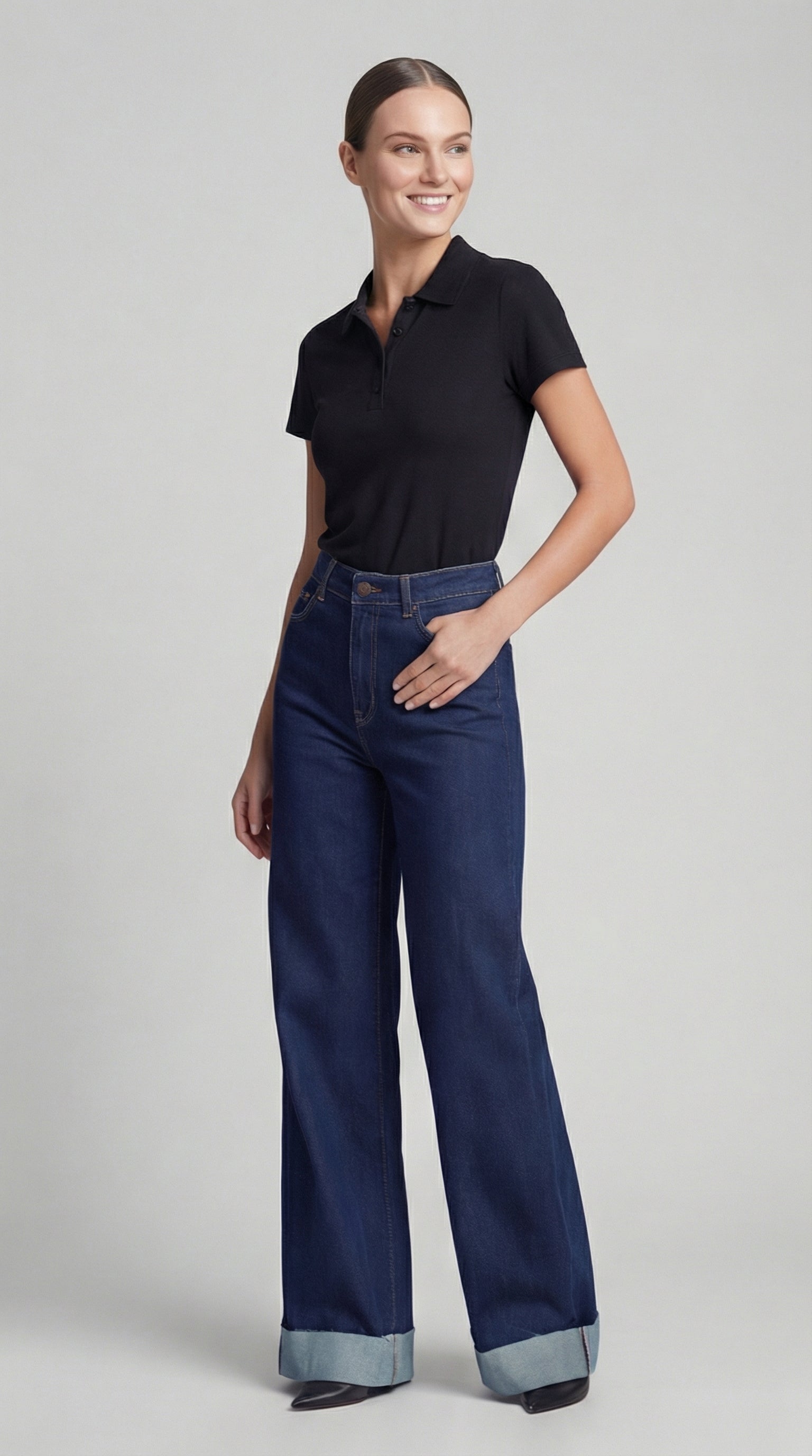 Тъмносини дънки с широк крачол