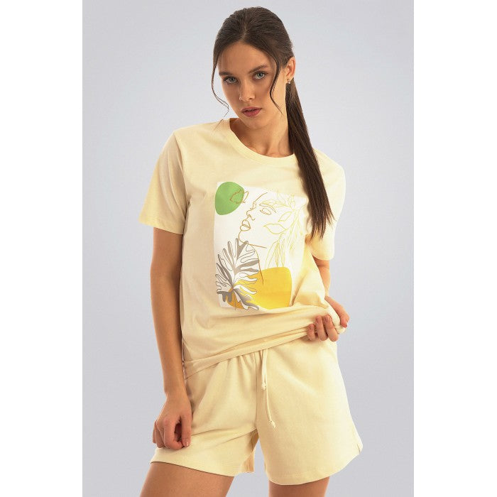 Жълта тениска с артистичен принт